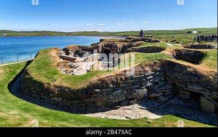 UK, Schottland, Orkney Islands ist eine Inselgruppe auf den nördlichen Inseln Schottlands, Atlantik, Skara Brae, eine neolithische Siedlung auf dem Festland Orkneys. In diesem prähistorischen Dorf, einer der am besten erhaltenen Gruppen prähistorischer Häuser in Westeuropa, können die Menschen die Lebensweise von vor 5.000 Jahren sehen, bevor Stonehenge erbaut wurde. Stockfoto