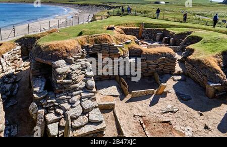 UK, Schottland, Orkney Islands ist eine Inselgruppe auf den nördlichen Inseln Schottlands, Atlantik, Skara Brae, eine neolithische Siedlung auf dem Festland Orkneys. In diesem prähistorischen Dorf, einer der am besten erhaltenen Gruppen prähistorischer Häuser in Westeuropa, können die Menschen die Lebensweise von vor 5.000 Jahren sehen, bevor Stonehenge erbaut wurde. Stockfoto