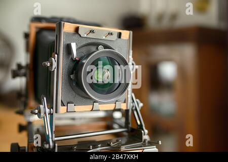 Fotografieren des Innenraums OH-Haus mit alter 4x5-Großformatkamera aus Holz, analoger Film uraltes Technikkonzept. Stockfoto