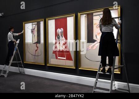 London, Großbritannien. März 2020. Francis Bacons monumentales Werk aus dem Jahr 1981, Triptych Inspiriert von der Oresteia von Aeschylus, um am 13. Mai in Sotheby's New York zur Auktion zu gehen, mit einer Schätzung von mehr als 60 Millionen Dollar London, Großbritannien - 6. März 2020 Kredit: Nils Jorgensen/Alamy Live News Stockfoto