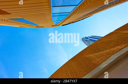 Perspektive der Wände des modernen Gebäudes - architektonischer Hintergrund, Winkelaufnahme mit Platz für Text Stockfoto