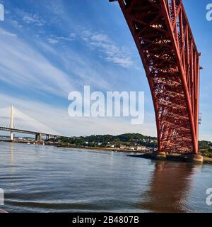 Großbritannien, die Forth Bridge ist eine Eisenbahnbrücke mit Auslegern über den Firth of Forth im Osten Schottlands, 14 km westlich vom Stadtzentrum von Edinburgh. Es gilt als ikonische Struktur und Symbol Schottlands und gehört zum UNESCO-Weltkulturerbe. Es wurde von den englischen Ingenieuren Sir John Fowler und Sir Benjamin Baker entworfen. Dunfermline Royal Burgh and City, Forth Railway Bridge, River Forth Stockfoto