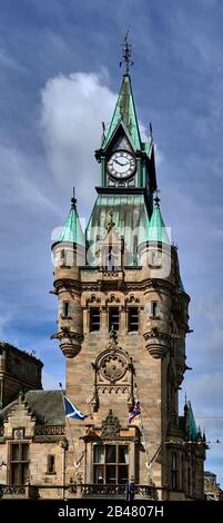 Großbritannien, es war einst die Hauptstadt Schottlands. Dunfermlins Kulturerbe umfasst die im 12. Jahrhundert erbaute Abteikirche, die letzte Ruhestätte von Robert the Bruce und die Grabstätte von 11 anderen schottischen Königen und Königinnen ist. Der berühmte Philanthophist Andrew Carnegie wurde in Dunfermline geboren. Stockfoto