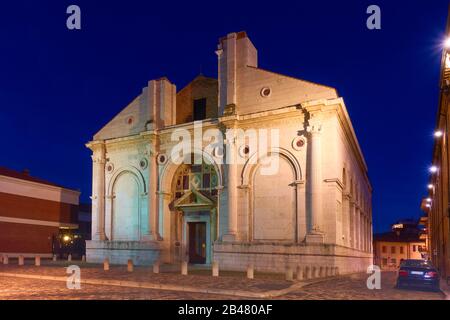 Das Tempio Malatestiano (Malatesta-Tempel) - Domkirche von Rimini bei Nacht, Italien Stockfoto