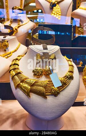 Schmuck - Schaufenster mit goldener Halskette eines Juweliergeschäftes auf dem Golden Souk in Dubai, VAE Stockfoto