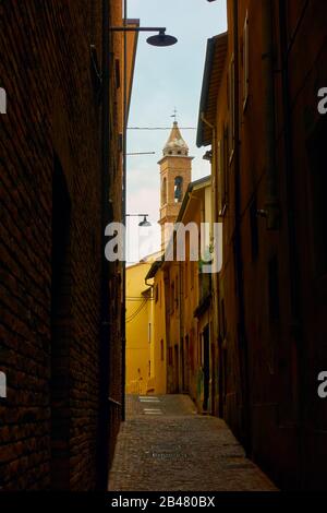 Blick auf die alte enge Straße in Rimini, Italien Stockfoto