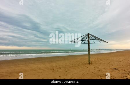 Wüstensandstrand mit Sonnenschirm in Rimini zur Nebensaison, Italien Stockfoto