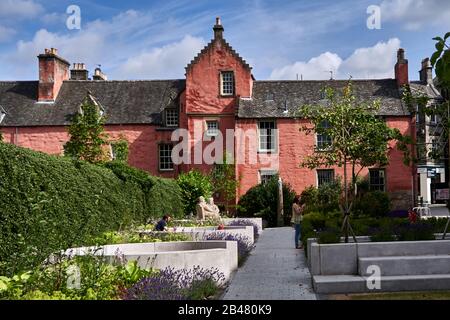 UK, Abbot House ist ein Kulturzentrum auf der Maygate in Dunfermline, Fife, Schottland. Sie liegt im Schatten der großen Abteikirche von Dunfermline. Das Gebäude befindet sich in einem Gebäude aus dem 16. Jahrhundert als ältestes überlebendes Gebäude in Dunfermline und als Überlebender des großen Feuers von Dunfermline im Jahr 1624 und ist ein Hinweis auf die sich wandelnden Stile der schottischen Architektur vom 16. Bis zum 20. Jahrhundert. Stockfoto