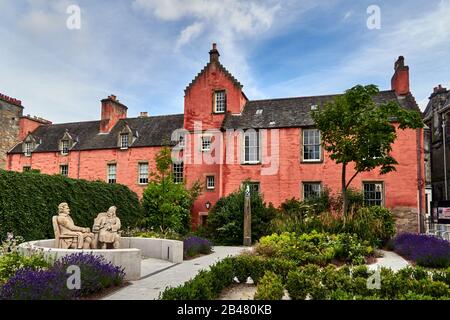 UK, Abbot House ist ein Kulturzentrum auf der Maygate in Dunfermline, Fife, Schottland. Sie liegt im Schatten der großen Abteikirche von Dunfermline. Das Gebäude befindet sich in einem Gebäude aus dem 16. Jahrhundert als ältestes überlebendes Gebäude in Dunfermline und als Überlebender des großen Feuers von Dunfermline im Jahr 1624 und ist ein Hinweis auf die sich wandelnden Stile der schottischen Architektur vom 16. Bis zum 20. Jahrhundert. Stockfoto