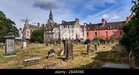 UK, Abbot House ist ein Kulturzentrum auf der Maygate in Dunfermline, Fife, Schottland. Sie liegt im Schatten der großen Abteikirche von Dunfermline. Das Gebäude befindet sich in einem Gebäude aus dem 16. Jahrhundert als ältestes überlebendes Gebäude in Dunfermline und als Überlebender des großen Feuers von Dunfermline im Jahr 1624[7] und ist ein Hinweis auf die sich wandelnden Stile der schottischen Architektur vom 16. Bis zum 20. Jahrhundert. Stockfoto