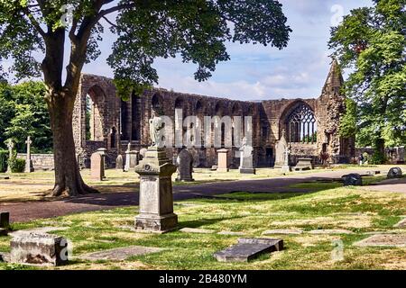 Das Kloster Dunfermline und die Ruinen des Königspalasts, eines der großen kulturellen und historischen Zentren Schottlands, das einst reichste und mächtigste Kloster Schottlands war, wurde der Königspalast im 16. Jahrhundert erbaut, um bedeutende Gäste zu beherbergen Stockfoto