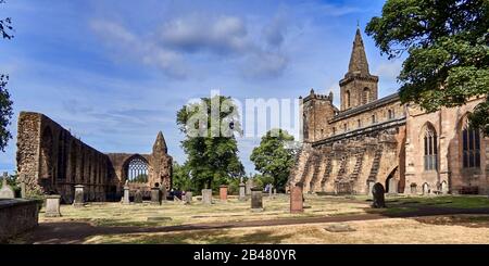 Das Kloster Dunfermline und die Ruinen des Königspalasts, eines der großen kulturellen und historischen Zentren Schottlands, das einst reichste und mächtigste Kloster Schottlands war, wurde der Königspalast im 16. Jahrhundert erbaut, um bedeutende Gäste zu beherbergen Stockfoto