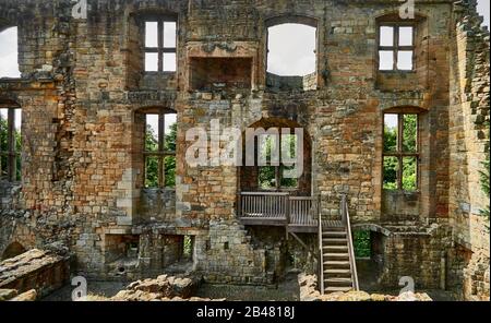 Das Kloster Dunfermline und die Ruinen des Königspalasts, eines der großen kulturellen und historischen Zentren Schottlands, das einst reichste und mächtigste Kloster Schottlands war, wurde der Königspalast im 16. Jahrhundert erbaut, um bedeutende Gäste zu beherbergen Stockfoto