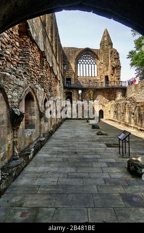 Das Kloster Dunfermline und die Ruinen des Königspalasts, eines der großen kulturellen und historischen Zentren Schottlands, das einst reichste und mächtigste Kloster Schottlands war, wurde der Königspalast im 16. Jahrhundert erbaut, um bedeutende Gäste zu beherbergen Stockfoto