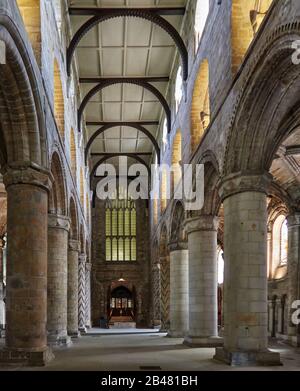 Die dreistöckige normannische Kirche Dunfermline Abbey, in der Robert the Bruce begraben ist, Dunfermline, Fife, Schottland, Großbritannien, Europa, wurde im 12. Jahrhundert erbaut Stockfoto