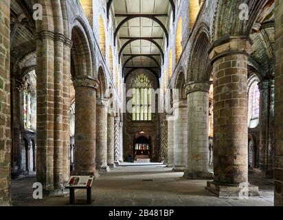 Die dreistöckige normannische Kirche Dunfermline Abbey, in der Robert the Bruce begraben ist, Dunfermline, Fife, Schottland, Großbritannien, Europa, wurde im 12. Jahrhundert erbaut Stockfoto