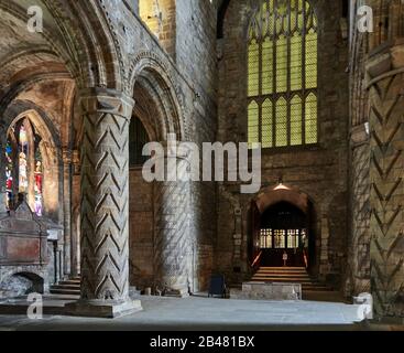 Die dreistöckige normannische Kirche Dunfermline Abbey, in der Robert the Bruce begraben ist, Dunfermline, Fife, Schottland, Großbritannien, Europa, wurde im 12. Jahrhundert erbaut Stockfoto