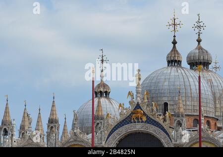 Kuppeln, Kreuze und Skulpturen der Kathedrale San Marcos. Venedig, Italien Stockfoto