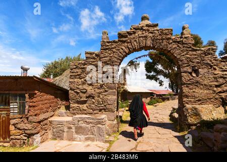 Nicht identifizierte Anwohner der Insel Taquile im traditionellen Outfit, das speziell für die Insel Taquile ist. Peru. Stockfoto