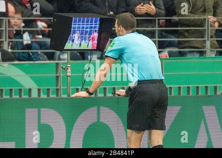 Schiedsrichter Felikx ZWAYER beobachtet eine Szene auf dem Monitor und wählt eine Strafe für Eintracht Frankfurt, VAR, Videoassistentenschiedsrichter, Videobeweis, Entscheidung, Video, Beweis, Halbfigur, Halbfigur, Fußball, DFB-Pokal, Viertelfinale, Eintracht Frankfurt (F) - Werder Bremen (HB) 2: 0 am 04.03.2020 in Frankfurt/Deutschland. Weltweite Verwendung Stockfoto