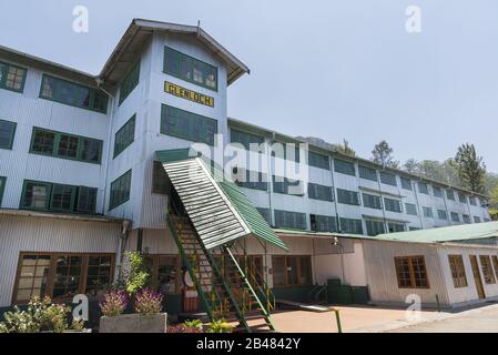 Nuwara, Sri Lanka: 20.03.2019: Teeplantagenfabrik Glen Loch - Außenfassade. Stockfoto