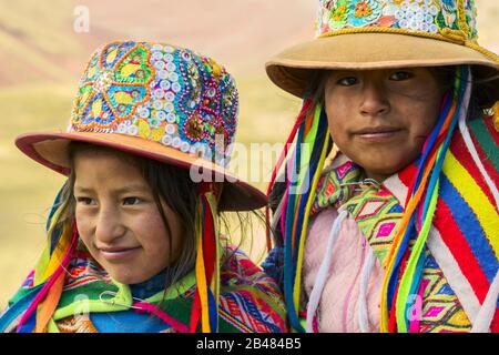 PALCOOYO, PERU - 01. september 2019: Nicht identifizierte Kinder in Palccoyo, Bergraiben, Peru. Die Quechua sind eine vielfältige indigene Ethnie o Stockfoto