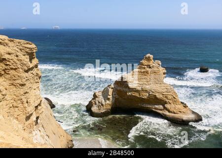 La Catedral, schöne Küstenlandschaften im Paracas National Reserve, Ica Region, Pazifikküste Perus. Stockfoto