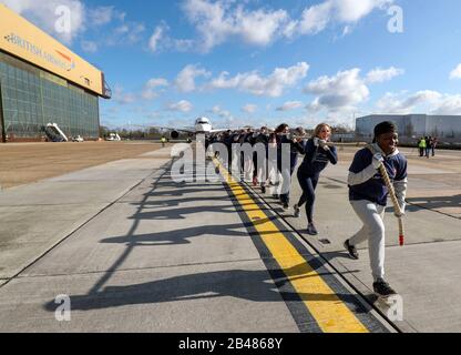 (Von vorne nach hinten) Nicola Adams, Gabby Logan, Gary Lineker, Joe Wicks, Iwan Thomas und Alfie Hewett schließen sich den Mitarbeitern an, um den Guinness-Weltrekord für den schwersten 100-m-A350-Flugzeugzug während einer Sporthilfe am Flughafen Heathrow in London zu brechen. Stockfoto