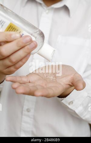 Jungen Wasinng Hände mit Desinfektionsmittel. Stockfoto