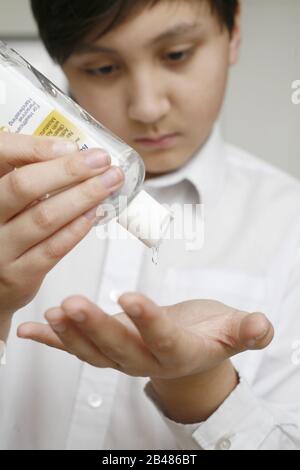 Jungen Wasinng Hände mit Desinfektionsmittel. Stockfoto