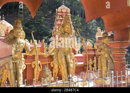 Nuwara Eliya, Sri Lanka: 21.03.2019:Sriramajayam Hindu-Tempel verzierte Goldstatuen der Götter. Stockfoto