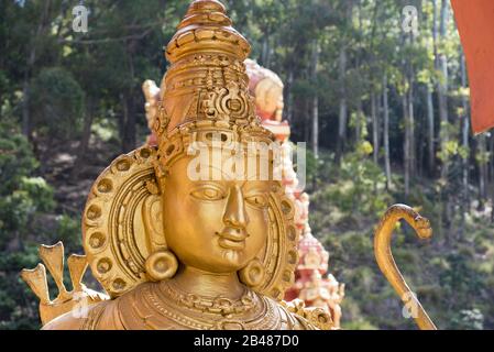 Nuwara Eliya, Sri Lanka: 21.03.2019: Sriramajayam Hindu-Tempel verzierte Goldstatuen der Götter. Stockfoto