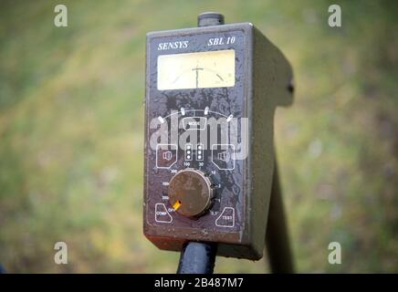 Potsdam, Deutschland. März 2020. Im Babelsberger Park vor dem kleinen Schloss ist eine Sensys SBL 10 Handsonde der Müsing Kampfmittelraubung (KMR) GmbH hohen Neuendorf im Einsatz. Die Sprengstoff-Ordnungssonde im Park wird im Auftrag der Stiftung Schlösser und Gärten Berlin-Brandenburg (SPSG) auch wegen der anstehenden Sanierungs- und Wartungsarbeiten durchgeführt. Während des Zweiten Weltkriegs befand sich der Babelsberger Park auf dem Flugweg der alliierten Truppen und wurde mehrfach bombardiert. Kredit: Soeren Stache / dpa-Zentralbild / ZB / dpa / Alamy Live News Stockfoto