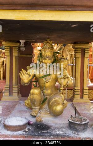 Nuwara Eliya, Sri Lanka: 21.03.2019:Sriramajayam Hindu-Tempel verzierte Goldstatuen der Götter. Stockfoto