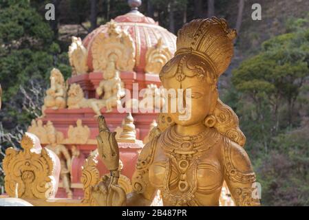 Nuwara Eliya, Sri Lanka: 21.03.2019:Sriramajayam Hindu-Tempel verzierte Goldstatuen der Götter. Stockfoto