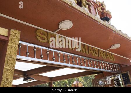 Nuwara Eliya, Sri Lanka: 21.03.2019: Sriramajayam Hindu-Tempel verzierte Goldstatuen der Götter. Stockfoto