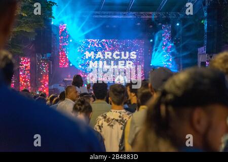 Cluj, RUMÄNIEN - Jul 04, 2019: Marcus Miller Auftritt auf dem Jazz im Park Festival in Cluj-Napoca, Rumänien. Ausgezeichnet mit dem besten kleinen Festival Europas Stockfoto