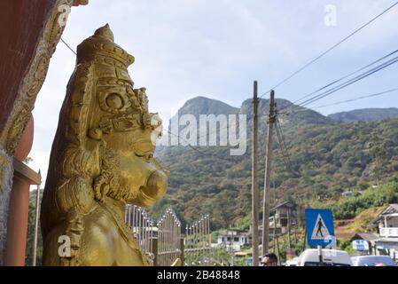 Nuwara Eliya, Sri Lanka: 21.03.2019:Sriramajayam Hindu-Tempel verzierte Goldstatuen der Götter. Stockfoto