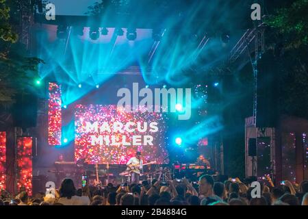 Cluj, RUMÄNIEN - Jul 04, 2019: Marcus Miller Auftritt auf dem Jazz im Park Festival in Cluj-Napoca, Rumänien. Ausgezeichnet mit dem besten kleinen Festival Europas Stockfoto