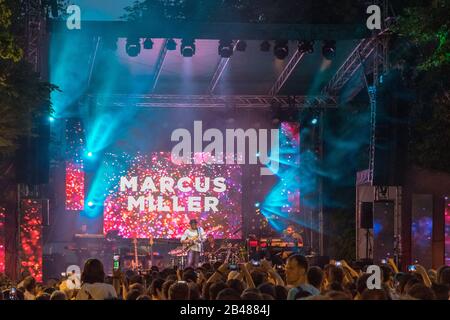 Cluj, RUMÄNIEN - Jul 04, 2019: Marcus Miller Auftritt auf dem Jazz im Park Festival in Cluj-Napoca, Rumänien. Ausgezeichnet mit dem besten kleinen Festival Europas Stockfoto