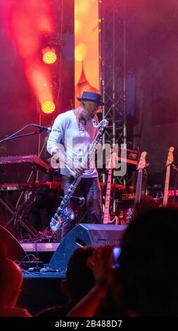 Cluj, RUMÄNIEN - Jul 04, 2019: Marcus Miller Auftritt auf dem Jazz im Park Festival in Cluj-Napoca, Rumänien. Ausgezeichnet mit dem besten kleinen Festival Europas Stockfoto