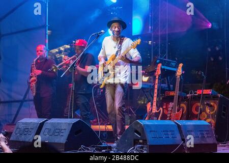 Cluj, RUMÄNIEN - Jul 04, 2019: Marcus Miller Auftritt auf dem Jazz im Park Festival in Cluj-Napoca, Rumänien. Ausgezeichnet mit dem besten kleinen Festival Europas Stockfoto