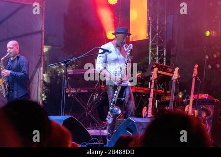 Cluj, RUMÄNIEN - Jul 04, 2019: Marcus Miller Auftritt auf dem Jazz im Park Festival in Cluj-Napoca, Rumänien. Ausgezeichnet mit dem besten kleinen Festival Europas Stockfoto