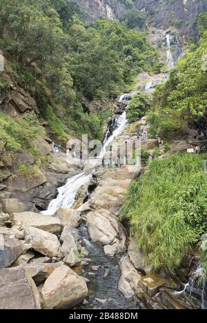 Ella Sri Lanka: 21.03.2019 Bambarakamda-Wasserfälle - malerische Wasserfälle, die von Hindu-Pilgern zur Reinigung besucht werden. Stockfoto