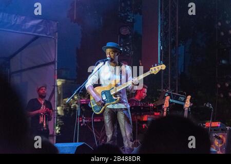 Cluj, RUMÄNIEN - Jul 04, 2019: Marcus Miller Auftritt auf dem Jazz im Park Festival in Cluj-Napoca, Rumänien. Ausgezeichnet mit dem besten kleinen Festival Europas Stockfoto