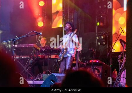 Cluj, RUMÄNIEN - Jul 04, 2019: Marcus Miller Auftritt auf dem Jazz im Park Festival in Cluj-Napoca, Rumänien. Ausgezeichnet mit dem besten kleinen Festival Europas Stockfoto