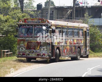 Nuwara Eliya, Sri Lanka: 21.03.2019:Farbenfroher Bus für den öffentlichen Verkehr.Ruwan Motors Stockfoto