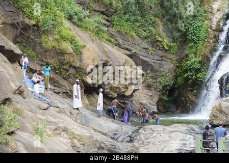 Ella Sri Lanka: 21.03.2019 Bambarakamda-Wasserfälle - malerische Wasserfälle, die von Hindu-Pilgern zur Reinigung besucht werden. Stockfoto