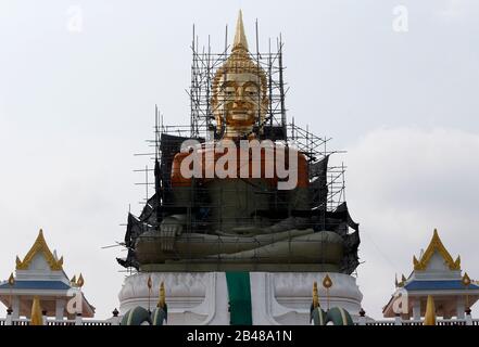 Nakhon Sawan, Thailand. März 2020. Blick auf eine riesige Statue des Buddha während der Renovierung im buddhistischen Park in Nakhon Sawan. Credit: Sopa Images Limited/Alamy Live News Stockfoto