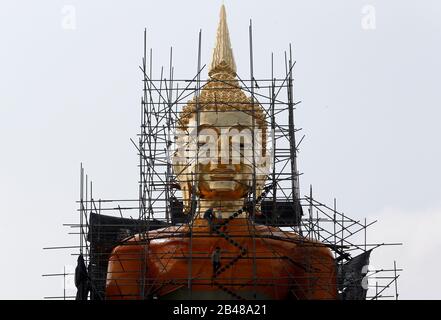 Nakhon Sawan, Thailand. März 2020. Arbeiter auf einem Gerüst an einer riesigen Statue des Buddha während der Renovierung im buddhistischen Park in Nakhon Sawan. Credit: Sopa Images Limited/Alamy Live News Stockfoto